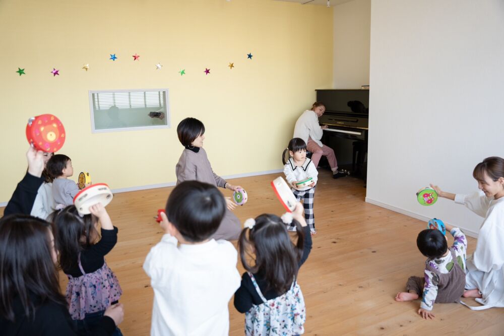 和泉市のリトミック教室　小さなお子様がグループでレッスン！！たのしい教室の風景