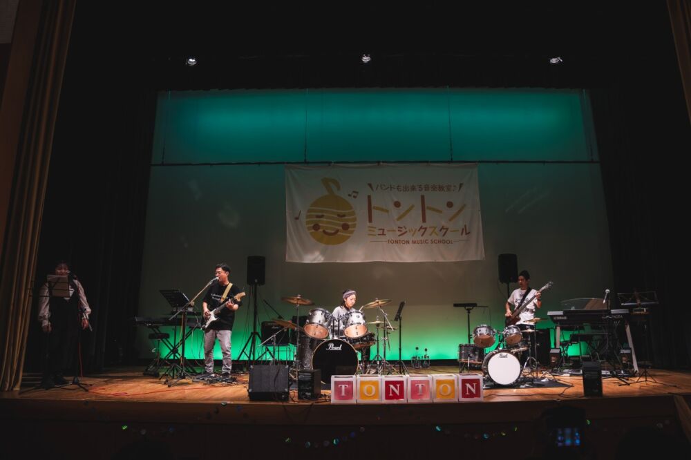 子供ドラム教室 ステージ風景　バンドで演奏する子供ドラマー