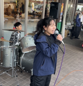 トントンミュージックスクールのボーカル生徒の歌唱