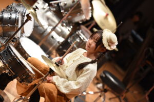 「ドラムを演奏する子ども」